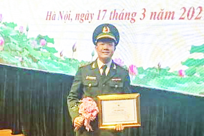 Trung úy Trần Quang Sáng được vinh danh tại buổi lễ.  