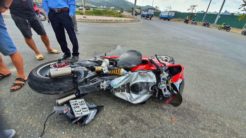 Xe Ducati hỏng nặng sau cú tông mạnh