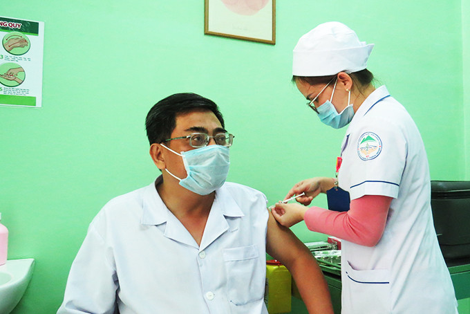 Cán bộ y tế  Bệnh viện Bệnh nhiệt đới tỉnh được tiêm vắc xin phòng Covid-19.