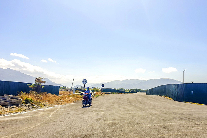 Tuyến đường rộng 12m phục vụ phân luồng tạm qua khu vực sân bay Nha Trang  vừa được nhà đầu tư hoàn thiện thi công.