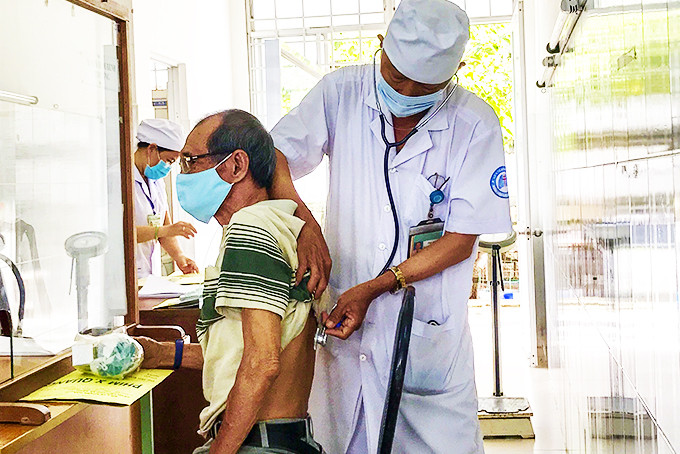 Kiểm tra sức khỏe cho bệnh nhân tại Bệnh viện Lao và Bệnh phổi tỉnh.