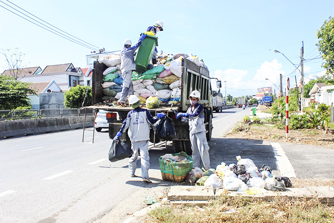 Thu gom rác thải rắn trên địa bàn thị xã Ninh Hòa.