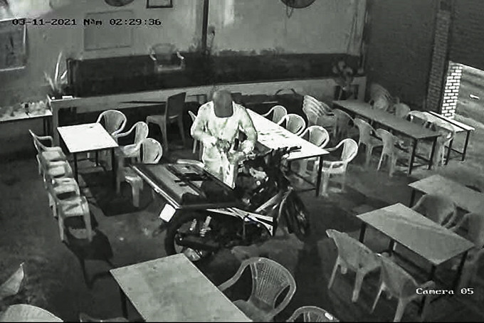 Camera an ninh ghi lại cảnh Tô Văn Hưng đột nhập quán nhậu trên đường Trương Định ngày 11-3, dùng xe máy chở tài sản.
