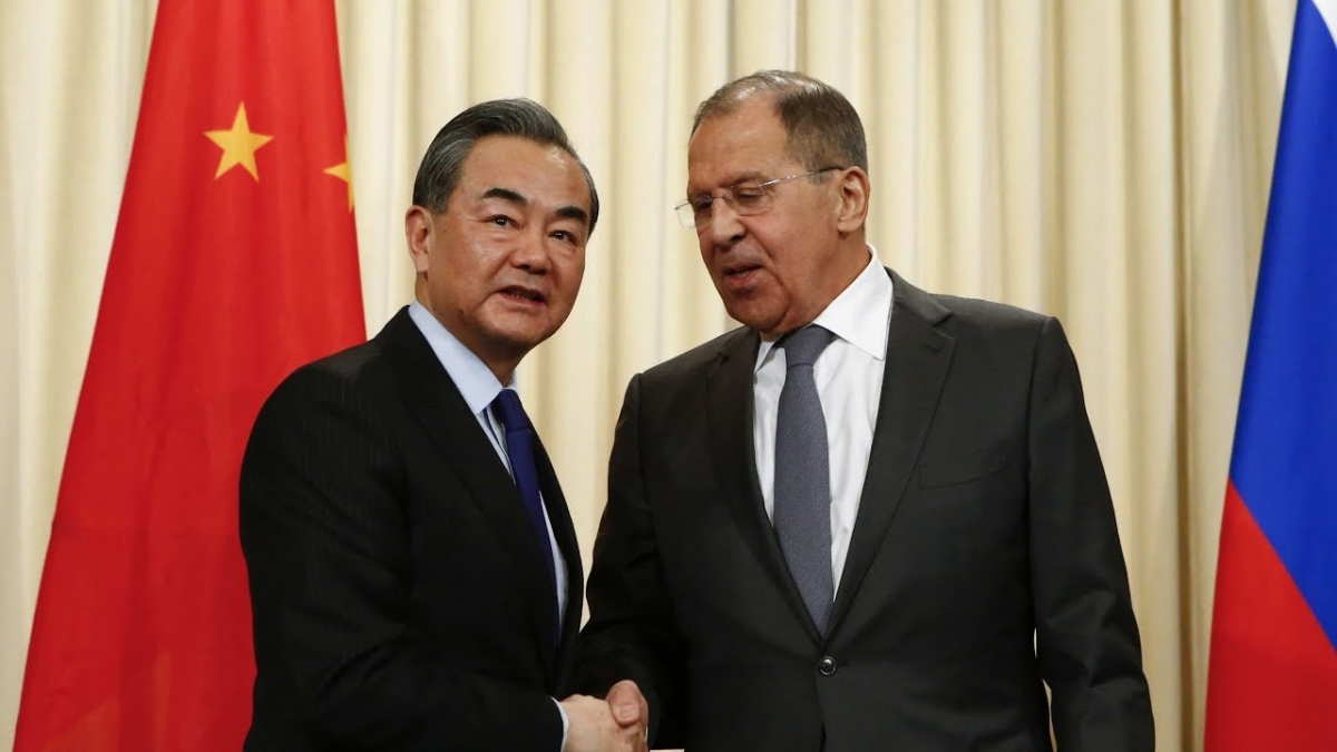 Ngoại trưởng Trung Quốc Vương Nghị và Ngoại trưởng Nga Sergei Lavrov. Ảnh: CGTN