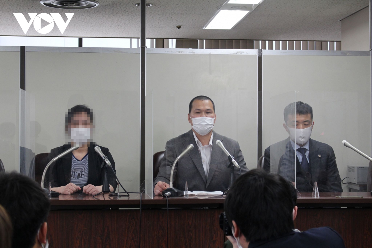 Mẹ và bố của em Lê Thị Nhật Linh (lần lượt từ trái qua) đã không đồng ý với phán quyết mức án tù chung thân đối với bị cáo Shibuya Yasumasa.