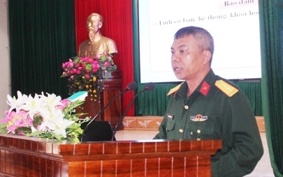 Đại tá Nguyễn Đăng Thành - Phó Chủ nhiệm Chính trị Bộ CHQS tỉnh lên lớp các chuyên đề.