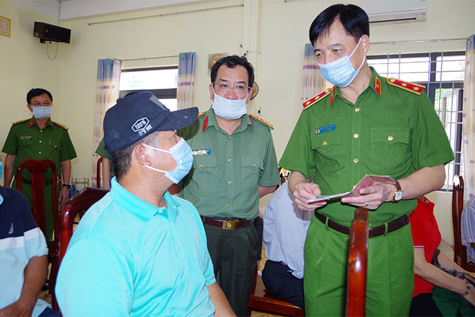 Thứ trưởng Nguyễn Duy Ngọc lắng nghe và trao đổi với người dân đến làm CCCD có gắn chíp điện tử ở phường Vĩnh Nguyên, TP.Nha Trang.