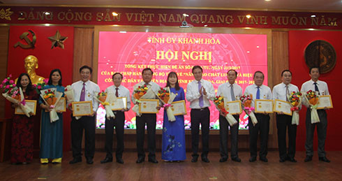 Ông Nguyễn Khắc Toàn trao kỷ niệm chương cho các cá nhân