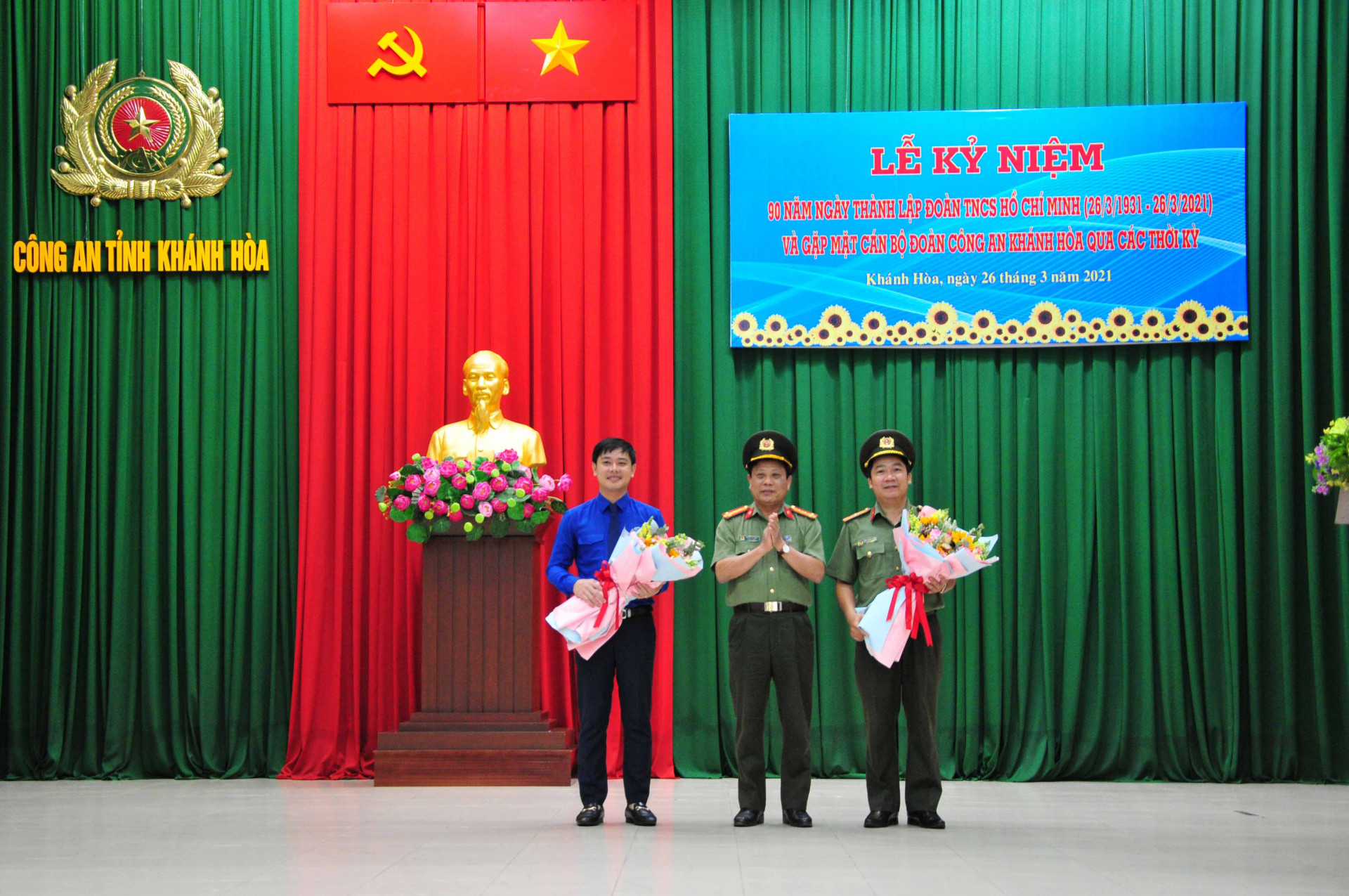 Lãnh đạo Công an tỉnh tặng hoa chúc mừng lãnh đạo Tỉnh đoàn và Đoàn Thanh niên Công an tỉnh nhân kỷ niệm 90 năm Ngày thành lập Đoàn TNCS Hồ Chí Minh