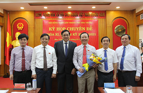 Lãnh đạo thành phố tặng hoa chúc mừng ông Lưu Thành Nhân (thứ 3 từ phải qua).