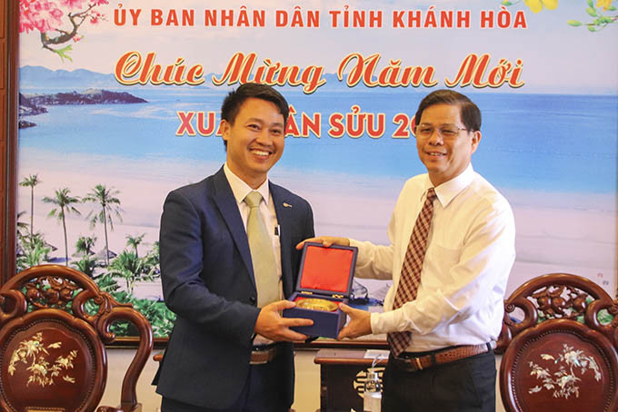 Đồng chí Nguyễn Tấn Tuân tặng quà lưu niệm cho đại diện Tập đoàn General Electric tại Việt Nam.