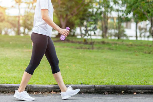 Để đi bộ có hiệu quả cho sức khỏe, bạn đừng đi quá chậm, nên hít thở hài hòa. ẢNH MINH HỌA: SHUTTERSTOCK