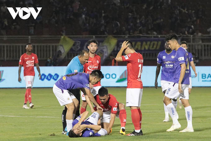 Hùng Dũng gãy chân sau pha vào bóng của Hoàng Thịnh ở vòng 5 V-League 2021.
