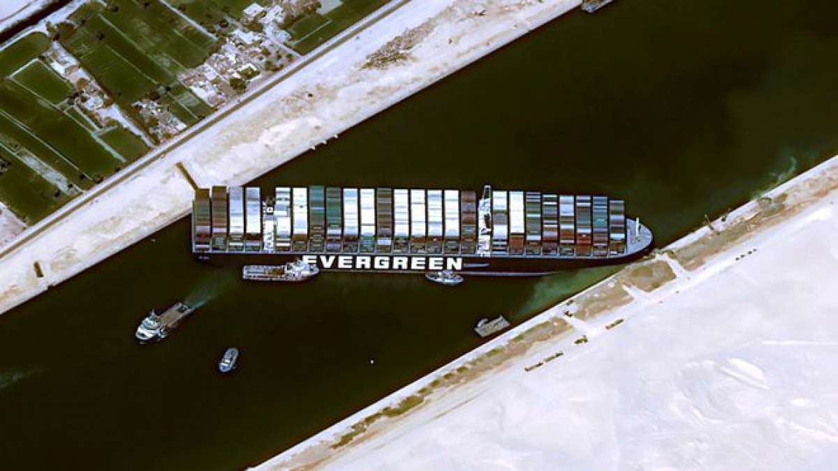 Tàu MV Ever Given bị mắc kẹt tại kênh đào Suez. Ảnh: Reuters.