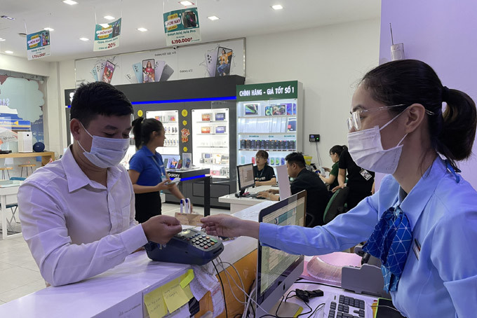 Người dân sử dụng thẻ chip để thanh toán phí dịch vụ tại Cửa hàng Mobifone 69 Quang Trung, TP. Nha Trang.