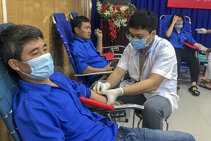 Người dân TP. Nha Trang tham gia hiến máu tình nguyện.