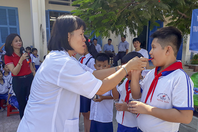 Cán bộ y tế hướng dẫn học sinh Trường Tiểu học Ninh Hải, thị xã Ninh Hòa chải răng đúng cách. 