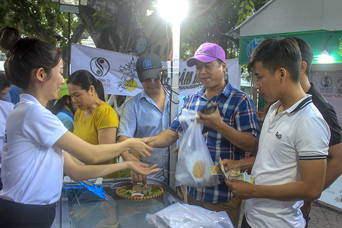 Người dân mua hàng tại Phiên chợ thực phẩm an toàn năm 2020.