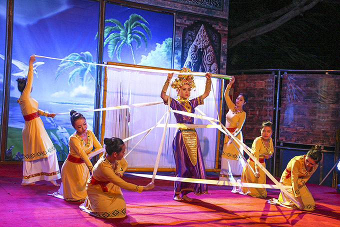 Hình ảnh vở kịch múa Huyền thoại Pô Inư Nagar trong buổi công diễn vào năm 2012.
