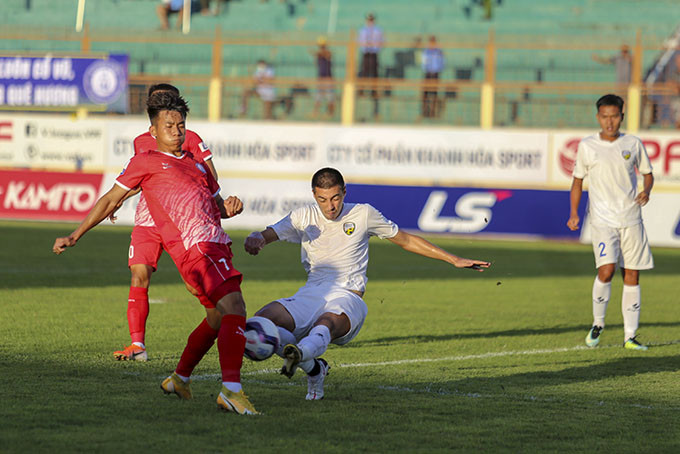 Các cầu thủ Khánh Hòa FC (áo sẫm) thi đấu tự tin, vượt trội trong trận đấu với An Giang trên sân nhà 19-8 Nha Trang.