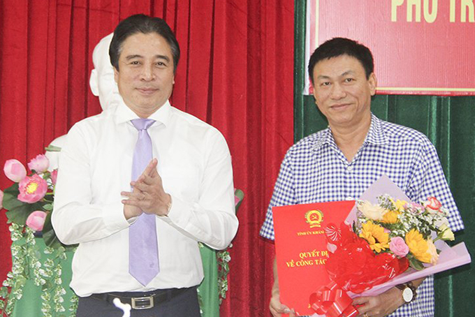 Ông Nguyễn Khắc Toàn (bên trái) trao quyết định bổ nhiệm cho ông Chu Văn Loan