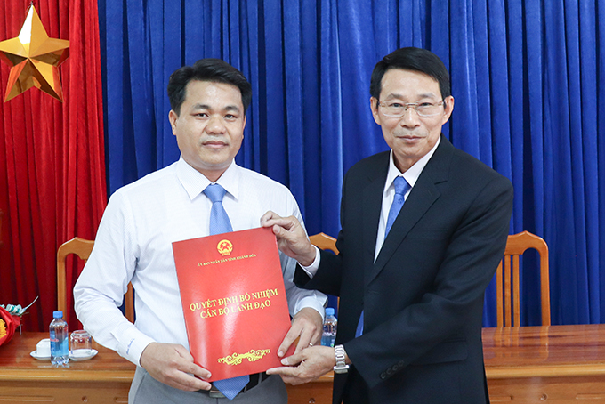Lãnh đạo tỉnh Khánh Hòa trao quyết định bổ nhiệm cho ông Nguyễn Duy Quang