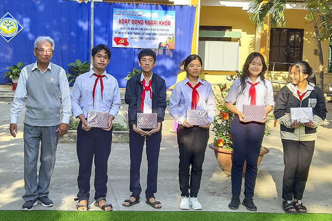 Hội Khuyến học xã Diên An khen thưởng học sinh giỏi  của Trường THCS Trần Nhân Tông.