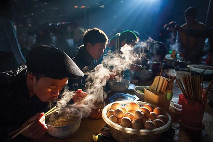 Tác phẩm ''Bữa sáng tại chợ phiên hàng tuần'' của Nguyễn Hữu Thông giành Huy chương Bạc ở chủ đề Du lịch tại Cuộc thi ảnh lần thứ 10.