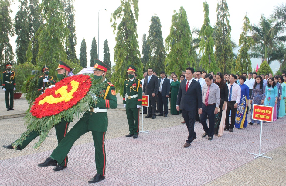 Đoàn đại biểu của Ban Chấp hành Đảng bộ tỉnh do ông Nguyễn Khắc Toàn dẫn đầu vào viếng.