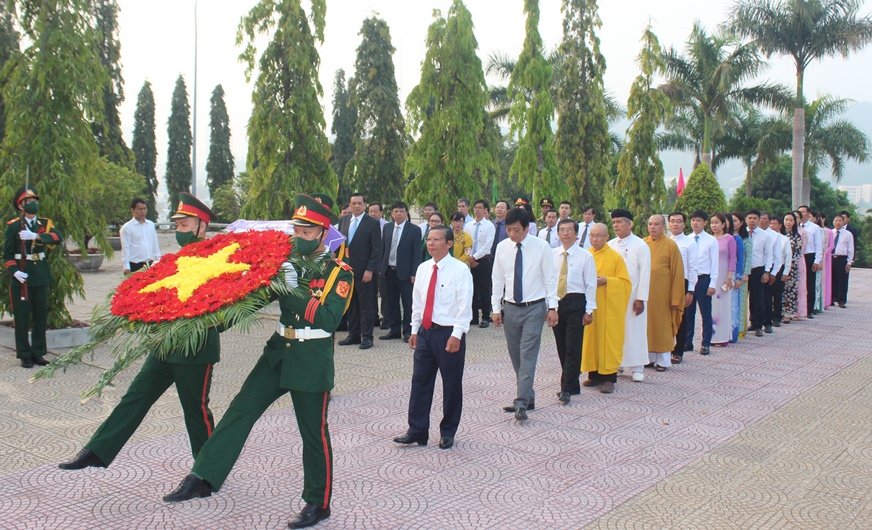 Đoàn đại UBMTTQ Việt Nam tỉnh do ông Trần Ngọc Thanh dân đầu vào viếng.