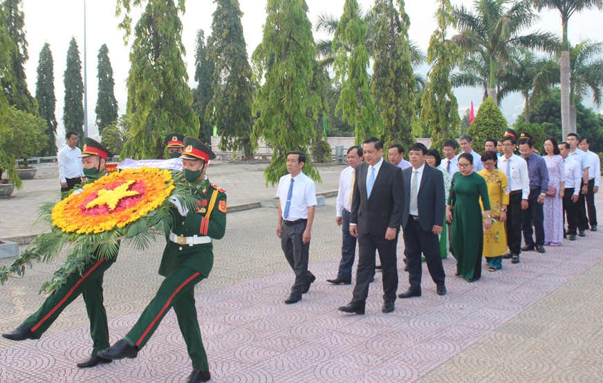 Đoàn đại biểu Thành ủy, HĐND, UBND, UBMTTQ Việt Nam TP. Nha Trang vào viếng.