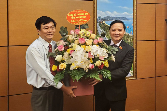 Ông Lữ Thanh Hải tặng hoa chúc mừng Phó Chủ tịch Quốc hội Nguyễn Khắc Định