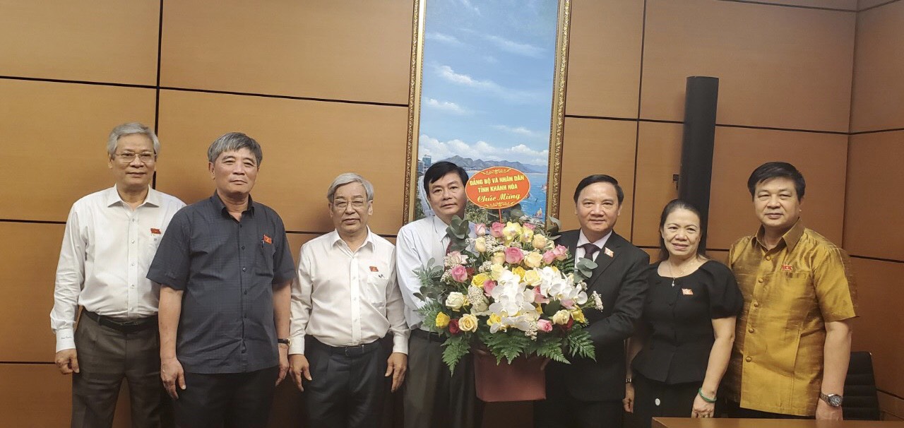 Đoàn Đại biểu Quốc hội tỉnh chụp hình lưu niệm cùng Phó Chủ tịch Quốc hội Nguyễn Khắc Định.