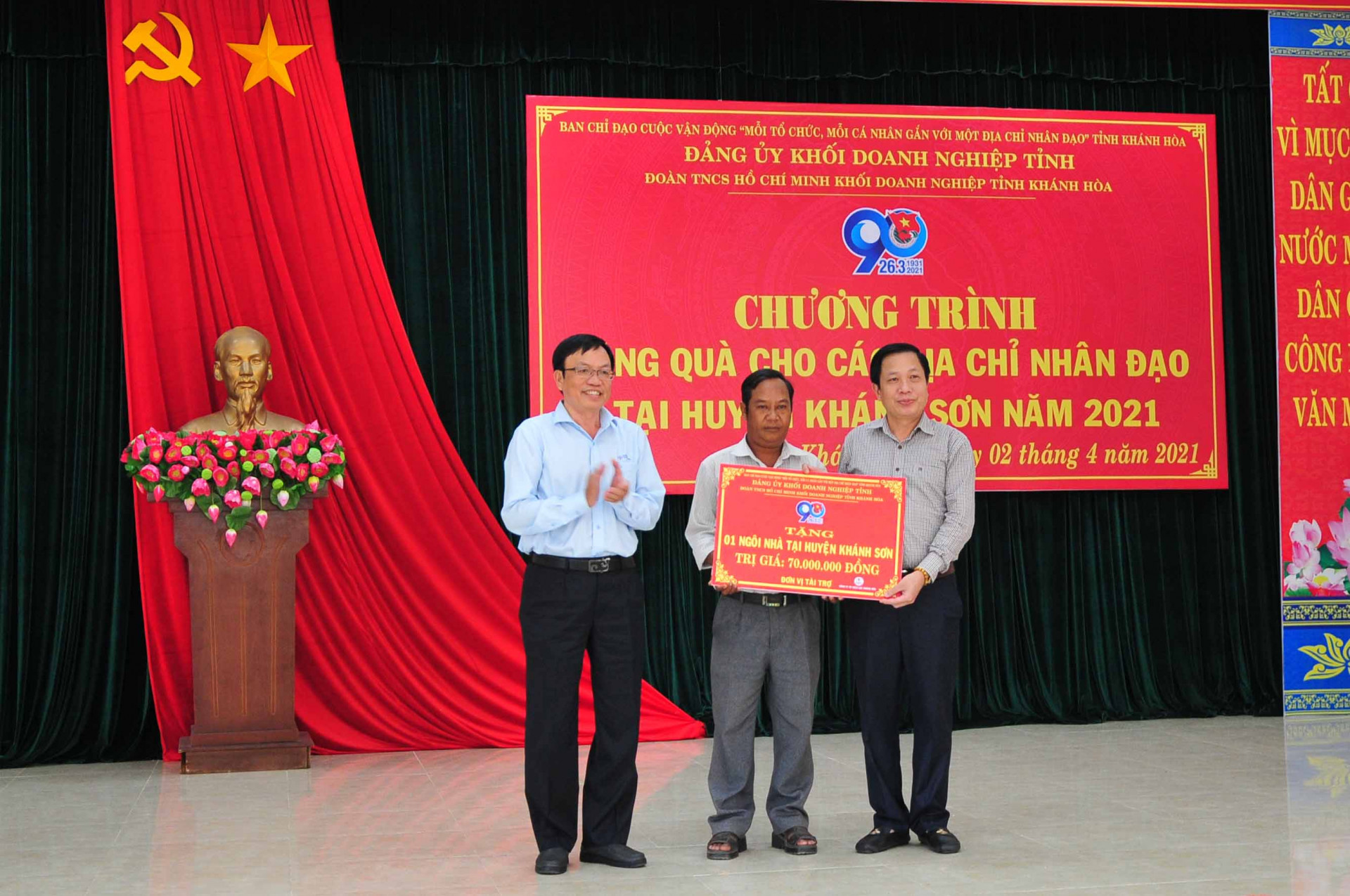 Đồng chí Hà Quốc Trị trao biểu trưng hỗ trợ xây mới nhà cho lãnh đạo xã Sơn Bình để hỗ trợ cho hộ dân khó khăn