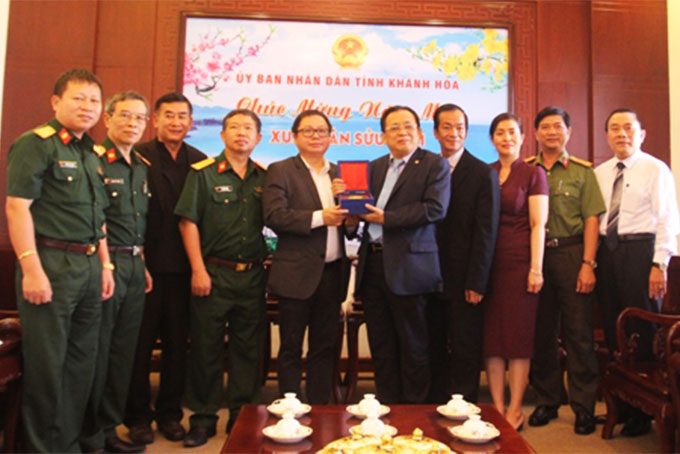 Ông Lê Hữu Hoàng tặng quà lưu niệm cho đoàn công tác.