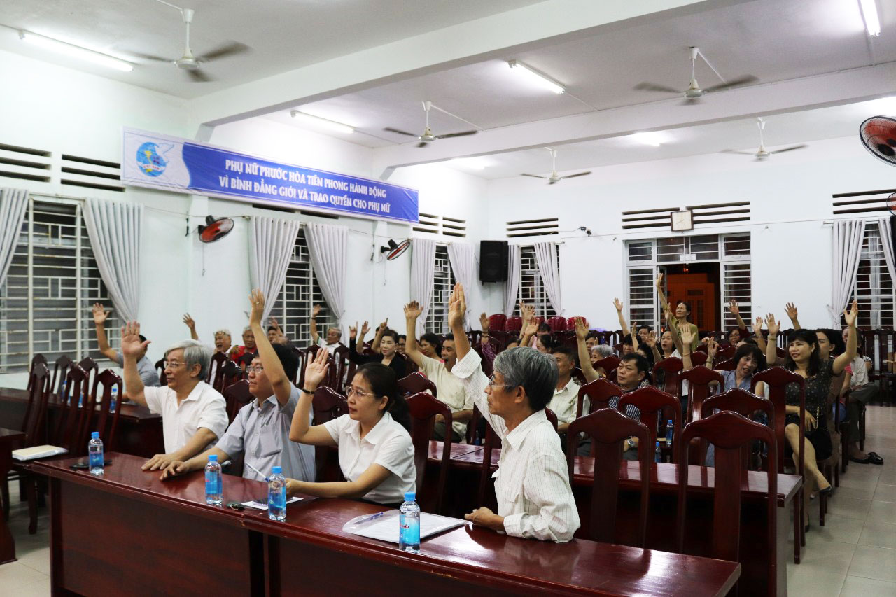 Cử tri phường Phước Hòa biểu quyết tại hội nghị.