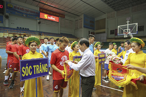 Ông Nguyễn Tuấn Thanh, Phó Giám đốc Sở Văn hóa và Thể thao tỉnh tặng cờ lưu niệm cho các đội về dự giải.