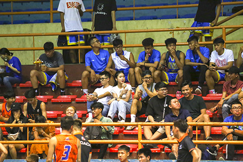 Khán giả đến xem và cổ vũ cho các đội bóng thi đấu tại Nhà Thi đấu thể thao tỉnh (33 Phan Chu Trinh).