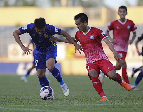 Văn Tùng (bên phải, áo đỏ) cầu thủ duy nhất ghi bàn thắng giúp Khánh Hòa FC giành trận thắng trước Quảng Nam.