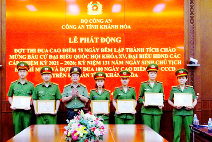 Đại tá Đào Xuân Lân - Giám đốc Công an tỉnh trao giấy khen  cho các tập thể, cá nhân.