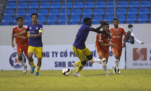 Các cầu thủ Hà Nội nhận án phạt VFF trong trận đấu với SHB Đà Nẵng.