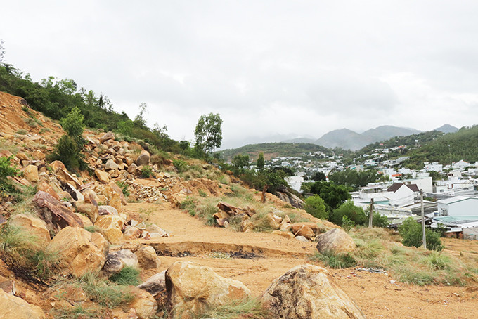 Các khối đá mồ côi nằm cheo leo trên khu vực dân cư thôn Hòn Nghê 2 (xã Vĩnh Ngọc).