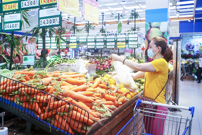 Người dân mua sắm tại siêu thị Co.opmart Nha Trang.