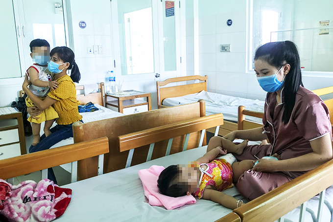 Trẻ mắc bệnh tay chân miệng đang được điều trị tại Bệnh viện Bệnh nhiệt đới tỉnh.  