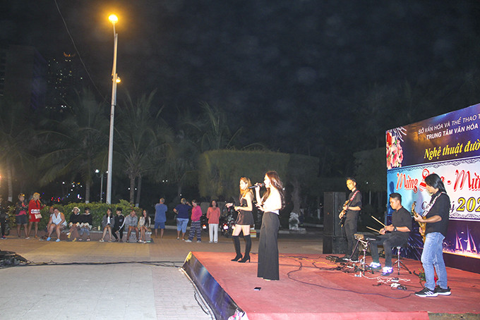 Hoạt động biểu diễn nghệ thuật đường phố ở khu vực công viên bờ biển  đối diện đường Tuệ Tĩnh.