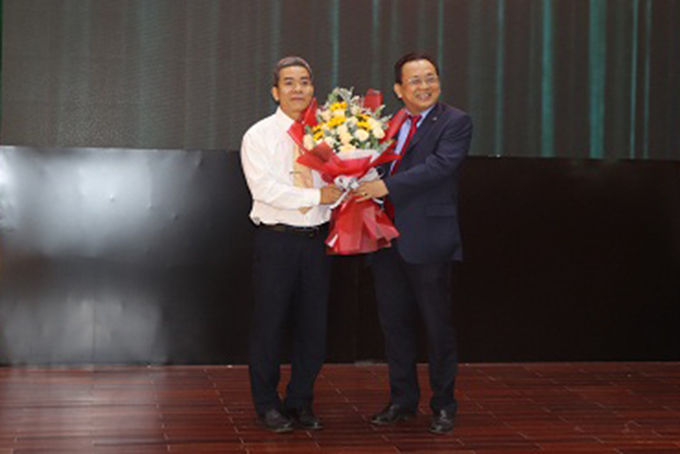 Ông Lê Hữu Hoàng tặng hoa chúc mừng ông Nguyễn Đức Mạo.