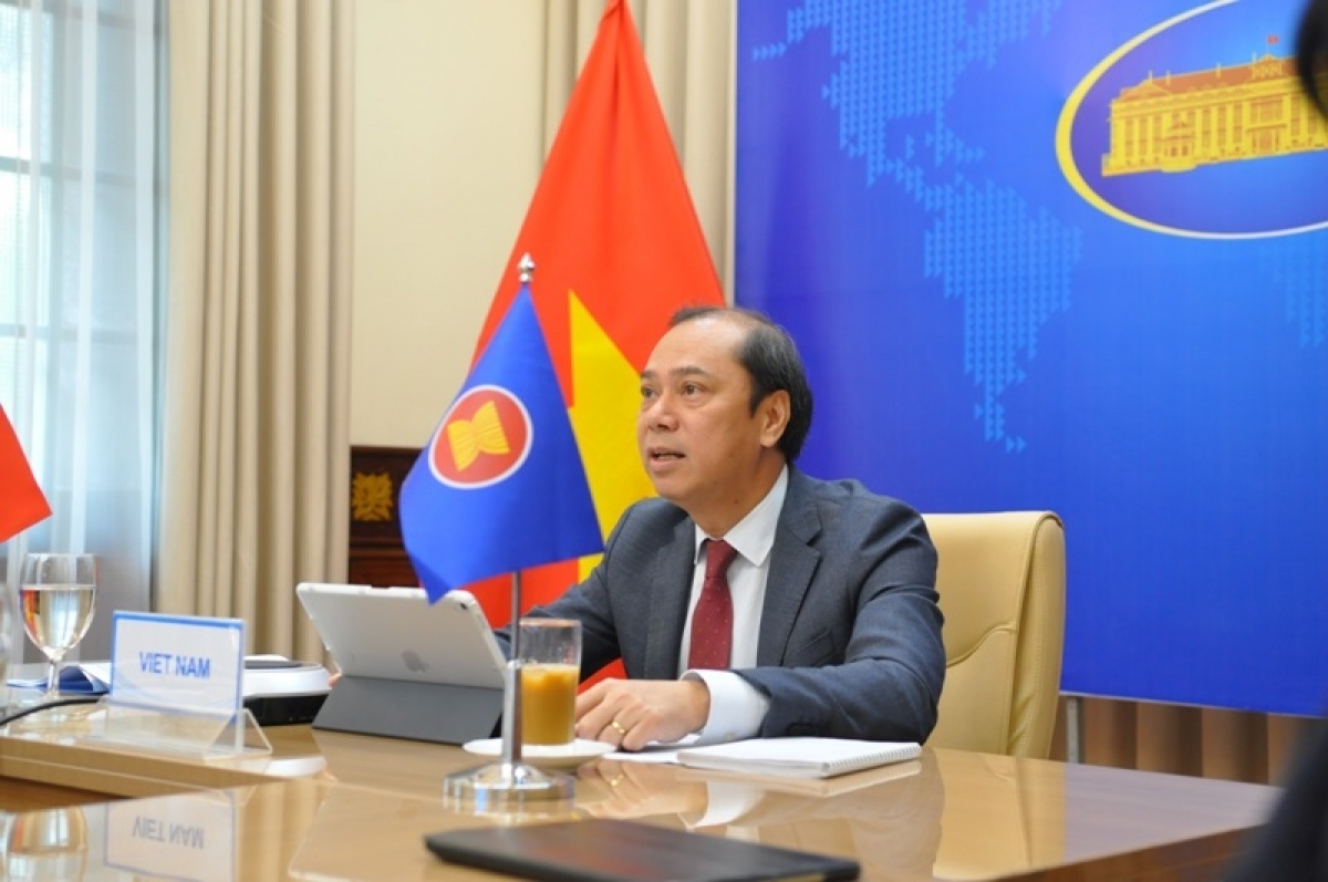 Thứ trưởng Ngoại giao Nguyễn Quốc Dũng, Trưởng SOM ASEAN Việt Nam dẫn đầu đoàn Việt Nam dự Hội nghị Quan chức Cao cấp (SOM) ASEAN theo hình thức trực tuyến.