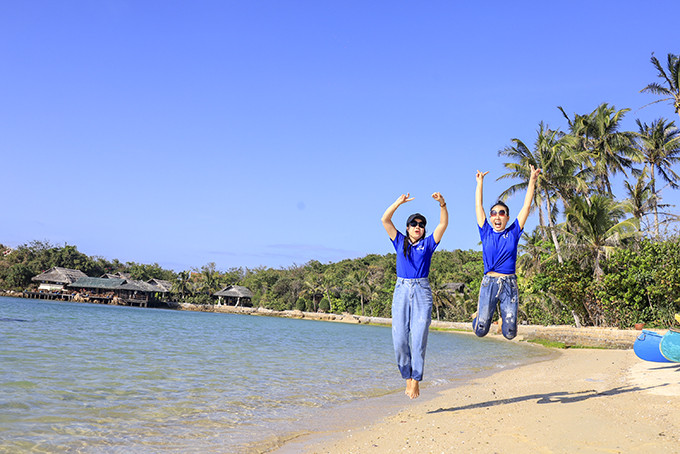 Visitors enjoy peace on Hon Ong island