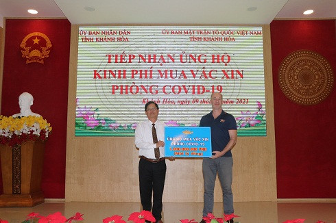 <p>Ông Nguyễn Tấn Tuân tiếp nhận tượng trưng số kinh phí ủng hộ mua vắc xin phòng Covid-19 từ đại diện Công ty TNHH Thủy sản Australis Việt Nam.</p>