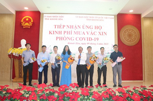 ông Trần Ngọc Thanh tặng hoa tri ân các đơn vị ủng hộ kinh phí mua vắc xin phòng Covid-19.